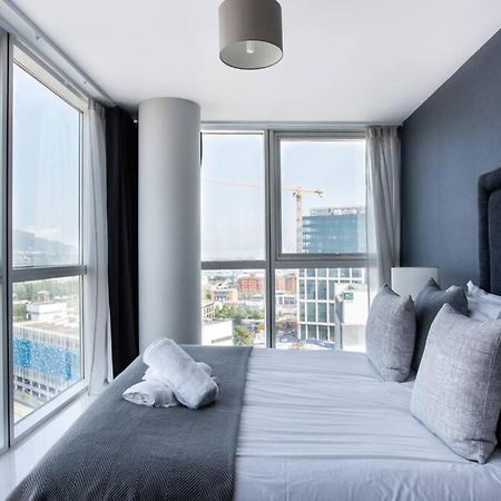 Titanic & City Views, Ultra Luxury City Parking Белфаст Екстериор снимка