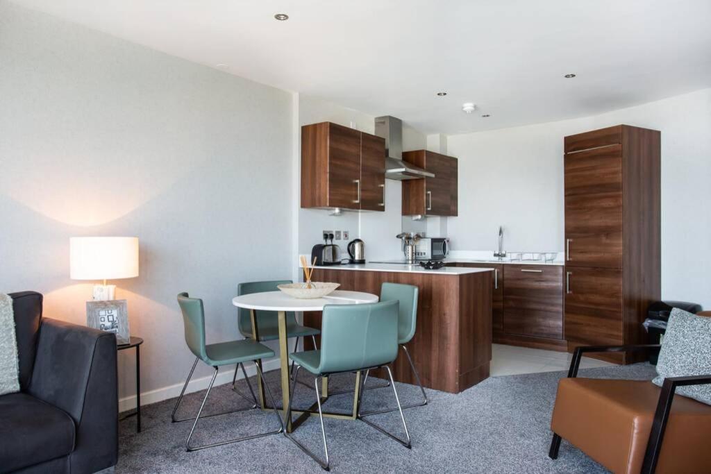 Titanic & City Views, Ultra Luxury City Parking Белфаст Екстериор снимка
