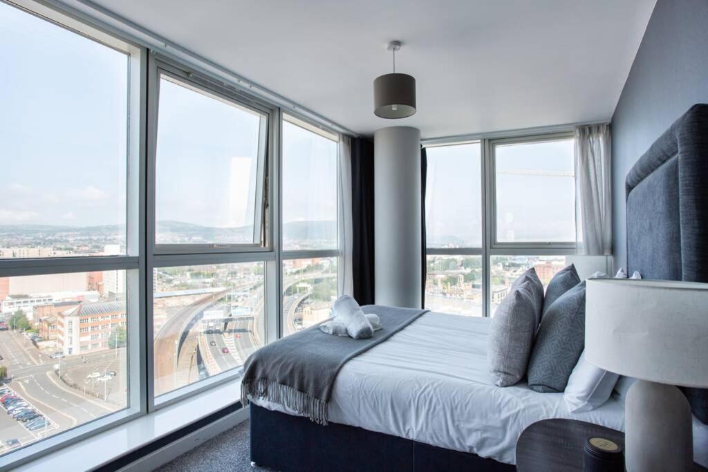 Titanic & City Views, Ultra Luxury City Parking Белфаст Екстериор снимка