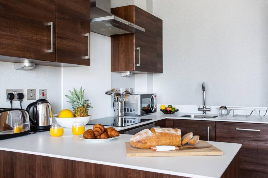 Titanic & City Views, Ultra Luxury City Parking Белфаст Екстериор снимка