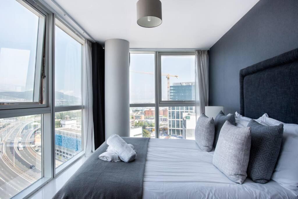 Titanic & City Views, Ultra Luxury City Parking Белфаст Екстериор снимка