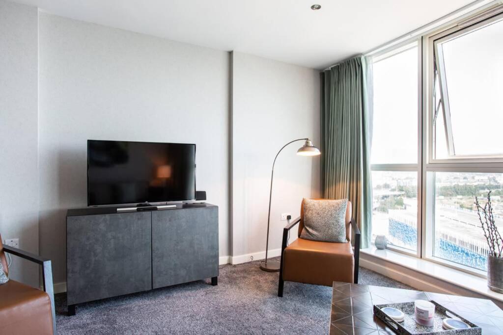 Titanic & City Views, Ultra Luxury City Parking Белфаст Екстериор снимка